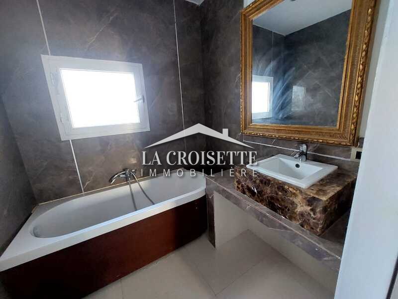 Villa S+3 avec piscine à la Soukra 